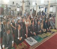 محافظ شمال سيناء يؤدي صلاة الجمعة في مسجد النصر بالعريش