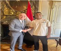 سفير مصر بفرنسا يلتقي اللاعب مصطفى محمد نجم فريق نانت الفرنسي ويحضر مباراة شادي برايا
