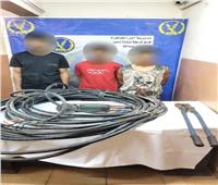 ضبط المتهمين بسرقة كابلات كهربائية بالطريق العام بمنشأة ناصر