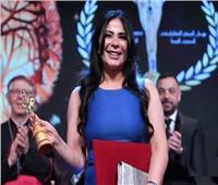 أول تعليق من منى زكي بعد فوزها بجائزة أحسن ممثلة بـ «مهرجان الكاثوليكي» | صور