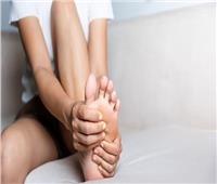 حرقة القدمين ليلاً قد تكون مؤشرًا على مشكلات في الأعصاب
