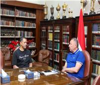 الخطيب يكرم قمصان.. ويشيد بجهوده