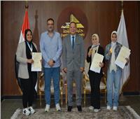 رئيس جامعة دمياط يُكرّم الطالبات الفائزات في بطولة رفع الأثقال للجامعات المصرية