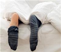 بينها ضعف الدورة الدموية.. خطورة النوم بالجوارب