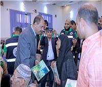 محافظ سوهاج يسلم التأشيرات والتذاكر للفائزين بقرعة حج الجمعيات الأهلية