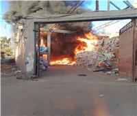 النيابة تعاين موقع حريق مخزن البلاستيك بالخانكة
