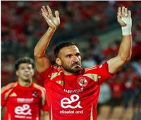 شاهد وداع مؤثر: دموع علي معلول في ليلة تتويج الأهلي بالدوري