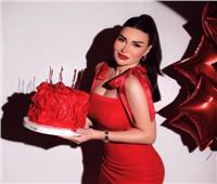سارة نخلة تحتفل بعيد ميلادها الـ35 بالأحمر| صور