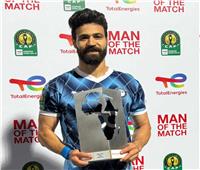 أحمد سامي يحصد جائزة أفضل لاعب في مباراة بيراميدز وصن داونز 