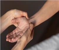 تنميل اليدين أثناء النوم .. عرض بسيط أم ناقوس خطر؟