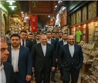 وزير خارجية إيران يزور خان الخليلي ويصلي المغرب في الحسين