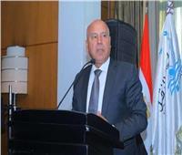 كامل الوزير: إقامة منطقة صناعية تخصصية للملابس الجاهزة في المنيا