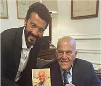خالد النبوي يشارك في لحظة خاصة مع مجدي يعقوب خلال توقيع كتابه الجديد