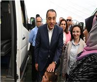 مدبولي يتفقد قافلة خدمية تقدم خدمات متنوعة لمواطني قرية زاوية صقر بالبحيرة