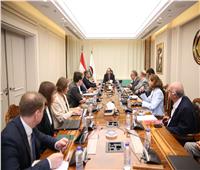 وزير قطاع الأعمال يبحث مع شركات روسية تعزيز التعاون بمجال الألومنيوم