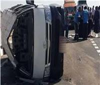 أصيب 6 أشخاص إثر إنقلاب سيارة ميكروباص أعلى طريق الواحات