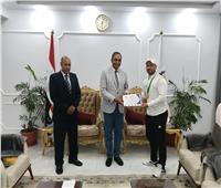 محافظ قنا يكرم بطل العالم في «الووشو كونغ فو» تقديرًا لإنجازاته الدولية‎