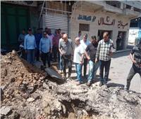 بالصور| جهود مكثفة لإصلاح انفجار مفاجئ بخط الصرف الصحي ببسيون
