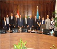 رئيس جامعة الإسكندرية يناقش مع وفد إيطالي ربط البحوث العلمية بالصناعة