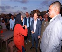 محافظ كفر الشيخ يلتقي المصطافين خلال جولته بمصيف بلطيم