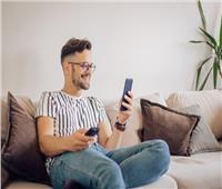 ذقنك يدفع الثمن.. كيف يؤثر استخدام الهاتف على ملامح وجهك؟