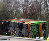 إصابة 20 شخصا بحادث انقلاب حافلة بألمانيا