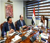 وزيرة التنمية المحلية تتابع مستجدات منظومة المخلفات الصلبة بالقاهرة والجيزة