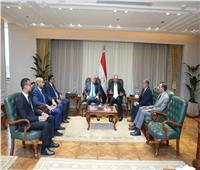 وزير العمل يلتقي وفدًا من شركة يابانية للأنظمة الكهربائية