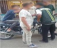 ضبط المتهم بقيادة دراجة نارية عكس الاتجاه واعتراض شرطي بالقليوبية| فيديو 