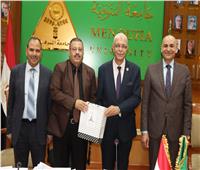رئيس جامعة المنوفية يكرم عمداء علوم الرياضة والتربية والعلوم والآداب 