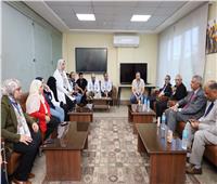 رئيس جامعة المنيا يلتقي الأطقم الطبية بمستشفيي الكبد والعيون