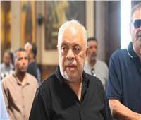 أشرف زكي يشارك في مراسم جنازة الفنان الكبير لطفي لبيب