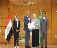 محافظ القليوبية ورئيس جامعة بنها يكرمان 44 طالبا من أوائل الثانوية العامة والأزهرية 