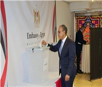 وزير الخارجية أول من يدلي بصوته في انتخابات مجلس الشيوخ بواشنطن| صور