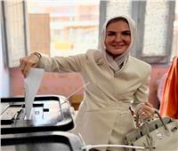 أمينة الاستثمار بحزب الجبهة تدلي بصوتها في انتخابات مجلس الشيوخ