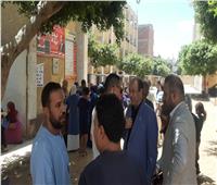 توافد المواطنين على لجنة الشهيد إبراهيم عبدالغني بكفر الشرفا بالقناطر
