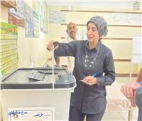 رئيس جامعة الأقصر تدلي بصوتها في لجنة مدرسة نجع جاد الكريم الابتدائية