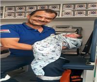 مسعف يساعد سيدة «لتضع» طفلها قبل نقلها للمستشفى بدمياط