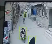 لحظة حاسمة.. طفل يمني شجاع يقلب الموازين وينقذ شقيقته 