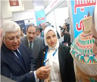 وزير التعليم العالي يلتقط صورًا مع الطلاب ويشيد بمشروعاتهم في معرض «أخبار اليوم» 2025