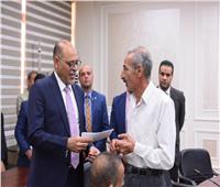 وزير العمل يُسلم بطاقات بنكية لمستحقي المعاشات التقاعدية العراقية