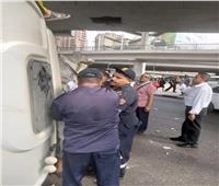 إنقاذ سائق وتباع بعد انقلاب سيارتهما أسفل كوبري أكتوبر| صور