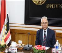 رئيس جامعة المنيا يترأس لجنة اختيار عميد كلية الآداب| صور