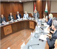 محافظ الجيزة يبحث الموقف التنفيذي للمشروعات القومية وآليات إنهاء صرف التعويضات