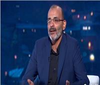 أدهم أيمن بهجت قمر يتسلم تكريمًا في احتفالية «اليوم المصري للمسرح»