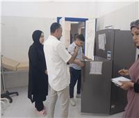 وكيل وزارة الصحة بشمال سيناء يوقع خصم من مستحقات شركة النظافة بمستشفى الشيخ زويد