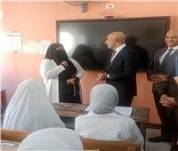 طلاب مدرسة في بنها أثناء جولة وزير التعليم: «الجو حر عايزين مراوح»