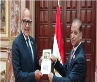 النائب أحمد صبور بعد تسلم بطاقة عضوية الشيوخ: نمر بمرحلة دقيقة 