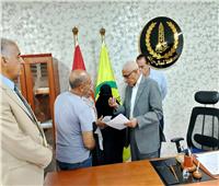  محافظ شمال سيناء يستقبل عددا من مواطني إزالات ميناء العريش