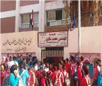 محافظ أسوان يشدد على عدم منع الطلاب من دخول مدارسهم في حالة تأخرهم
